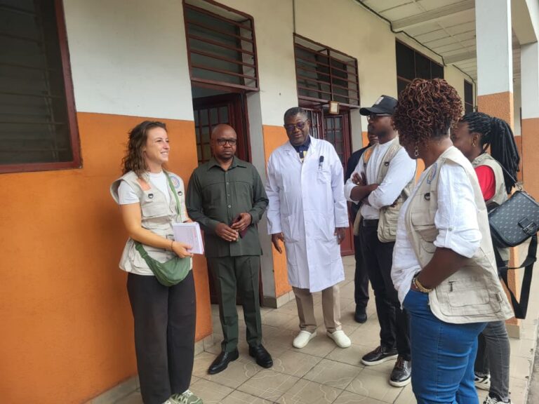 Kinshasa, septembre 2026 – Le Centre Ophtalmologique de Masina (COM) a accueilli une délégation de la Fondation Liliane, accompagnée du RAC AMD, dans le cadre d’une visite au sein de l’établissement.